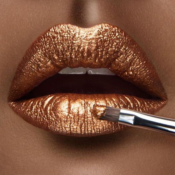 applicazione rossetto con pennello