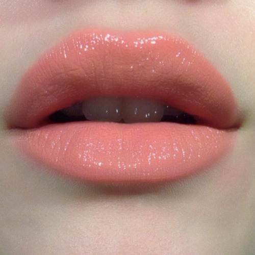 nude-look lips