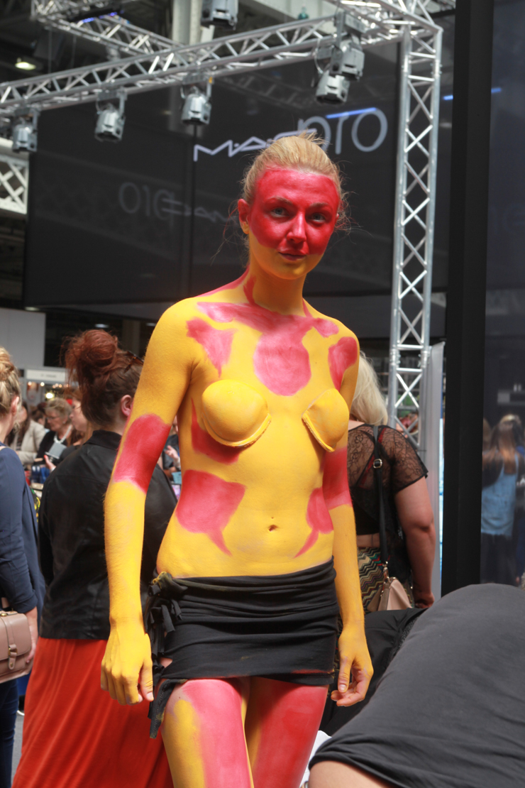 body painting rosso e giallo