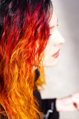 capelli effetto fuoco: un'esplosione di rosso e arancio per un look audace e luminoso